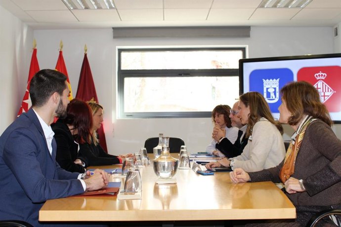 Madrid y Barcelona intercambian experiencias de sus retos sociales comunes