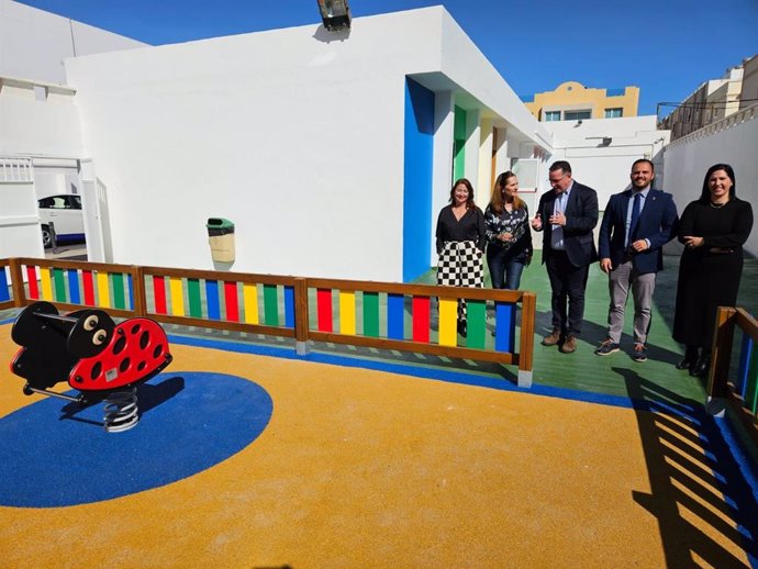 El consejero canario de Educación, Poli Suárez, visita un aula para niños de 2 a 3 años en CEIP Nieves Toledo, en Arrecife (Lanzarote)