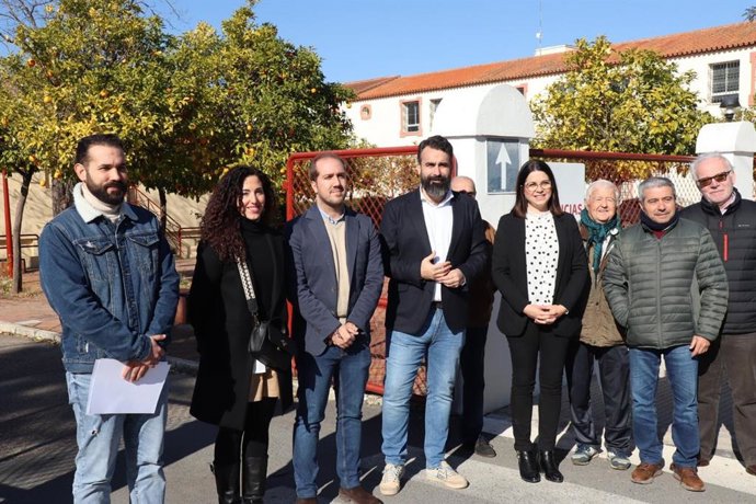 Mayoral (centro), junto a otros responsables socialistas, durante su visita a Palma del Río.