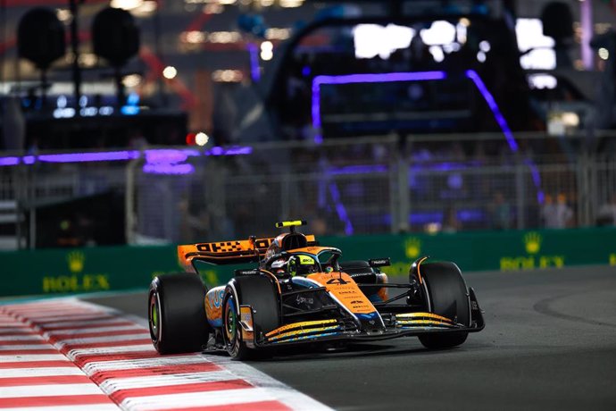 Archivo - Imagen de Lando Norris al volante del McLaren durante el GP de Abu Dabi de 2023