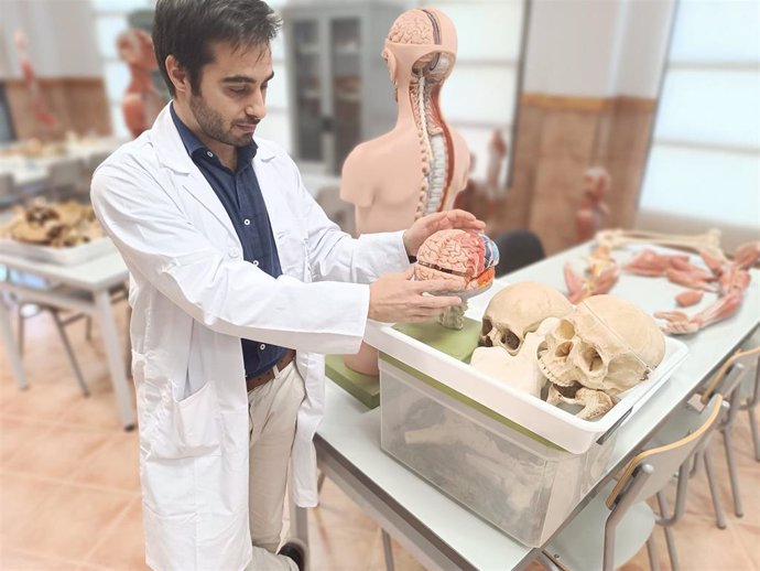 El psiquiatra y docente de la UCAM, César Toledo, en un aula de la Facultad de Medicina del Campus de los Jerónimos