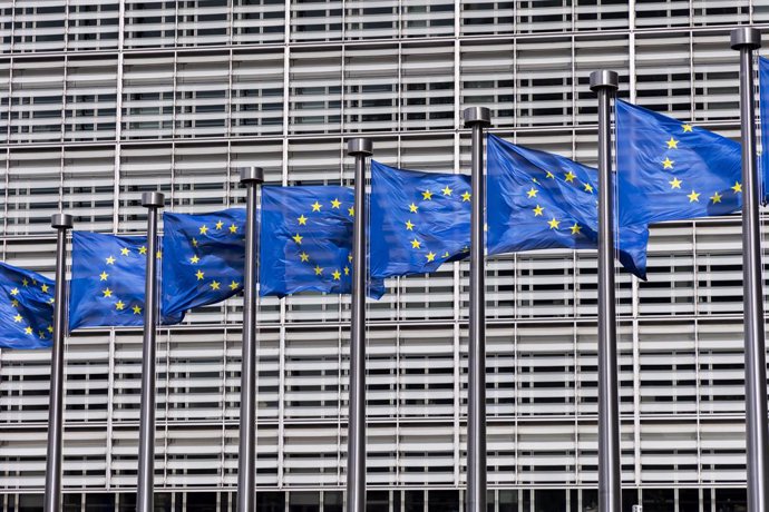 Archivo - May 19, 2023, Brussels, France, Belgium: Brussels, Belgium Mai 19, 2023 - European flags fly at the entrance of the European Commission headquarters. The European Commission has revised the growth outlook upwards to 1% in 2023 in the EU, compa