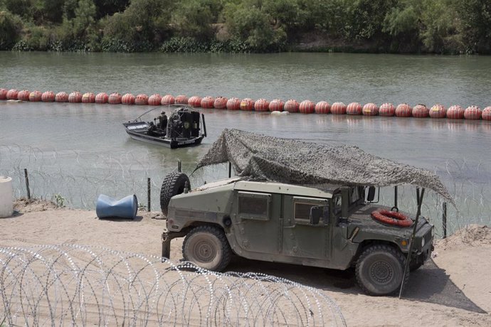 Archivo - August 21, 2023, Eagle Pass, TX, United States: A Texas Department of Public Safety airboat patrols the Rio Grande River south of Eagle Pass where a 1000-foot string of buoys has been placed in the river to deter crossing the Rio Grande River in