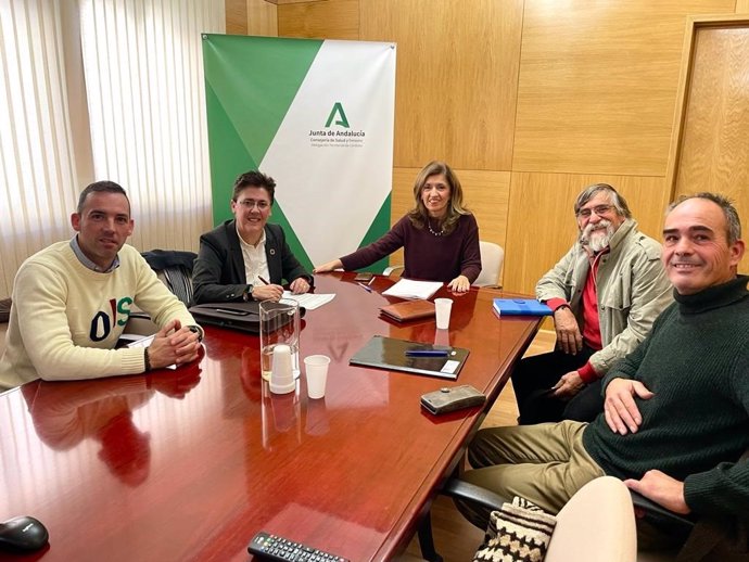 Muñoz (2 izda.), junto a Botella (centro), y los responsables de la ELA y las aldeas de Priego, en la Delegación de Salud.