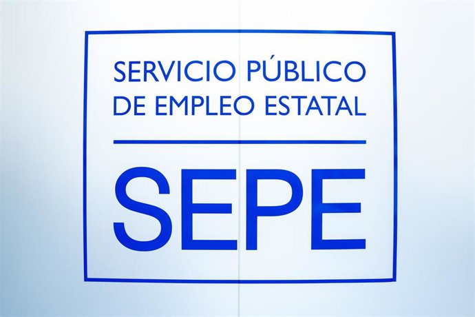 Archivo - Un cartel del servicio público estatal SEPE.