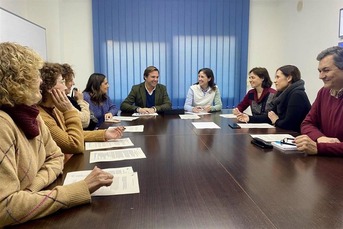 El secretario general del PP de Andalucía, Antonio Repullo, junto a la parlamentaria andaluza Beatriz Jurado y la senadora Cristina Casanueva con la Plataforma de Afectados Avant Andalucía.