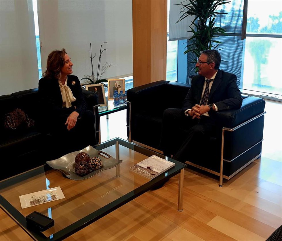 La presidenta de la Cámara de Cuentas de Andalucía, Carmen Núñez, durante una reunión con el presidente de la Diputación de Málaga, Francisco Salado.