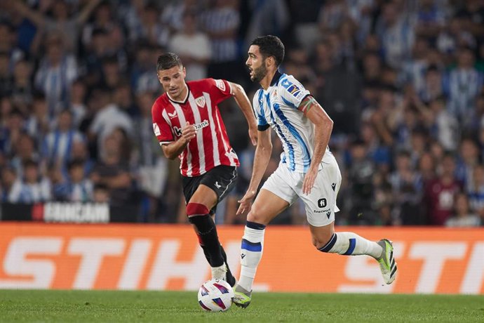 Archivo - Mikel Merino of Real Sociedad competes for the ball with Gorka Guruzeta of Athletic Club during the LaLiga EA Sports match between Real Sociedad and Athletic Club at Reale Arena on September 30, 2023, in San Sebastian, Spain.