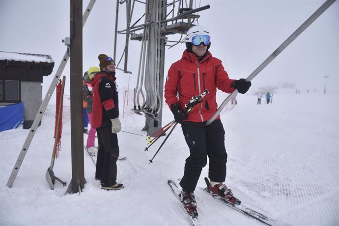Archivo - Un esquiador sube al remonte, en el día que comienza la temporada de esquí, en la estación de Candanchú, a 3 de diciembre de 2022, en xx, Huesca, Aragón (España). 