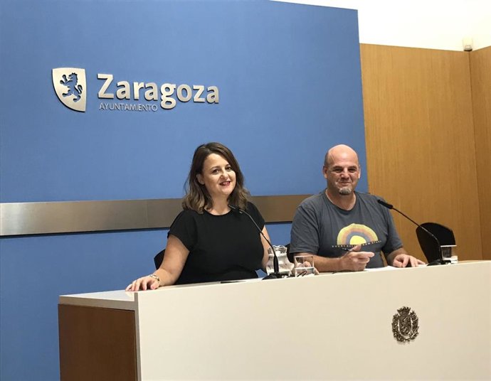 Archivo - La portavoz del grupo municipal de Zaragoza en Común (ZeC) en el Ayuntamiento de Zaragoza, Elena Tomás, y el concejal Suso Domínguez