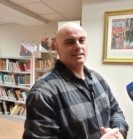 El secretario general de la Agrupación Socialista de Gijón, José Ramón García, atiende a los medios de comunicación antes de la Asamblea Ordinaria del PSOE gijonés en la Casa del Pueblo.