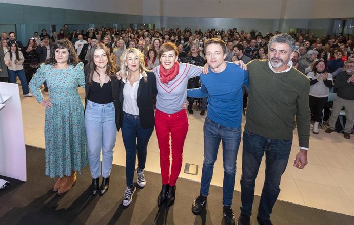 El líder de Más País, Iñigo Errejón (2d); la candidata de Sumar Galicia, Marta Lois (3d) y la vicepresidenta Segunda y Ministra de Trabajo y Economía Social, Yolanda Díaz (3i), durante la puesta de largo de la candidata de Sumar Galicia, Marta Lois.