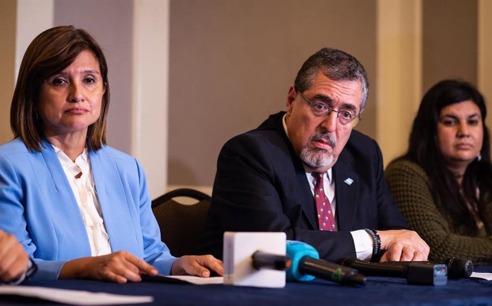 Archivo - El presidente electo de Guatemala, Bernardo Arévalo, y su 'número dos', Karin Herrera