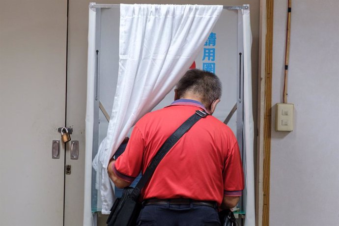 Archivo - September 25, 2021, New Taipei City, Taiwan: A member of the KMT (Kuomintang), Taiwan's main opposition party, enters the voting booth to cast his ballot during the election of the new chairperson at a polling station in New Taipei City.