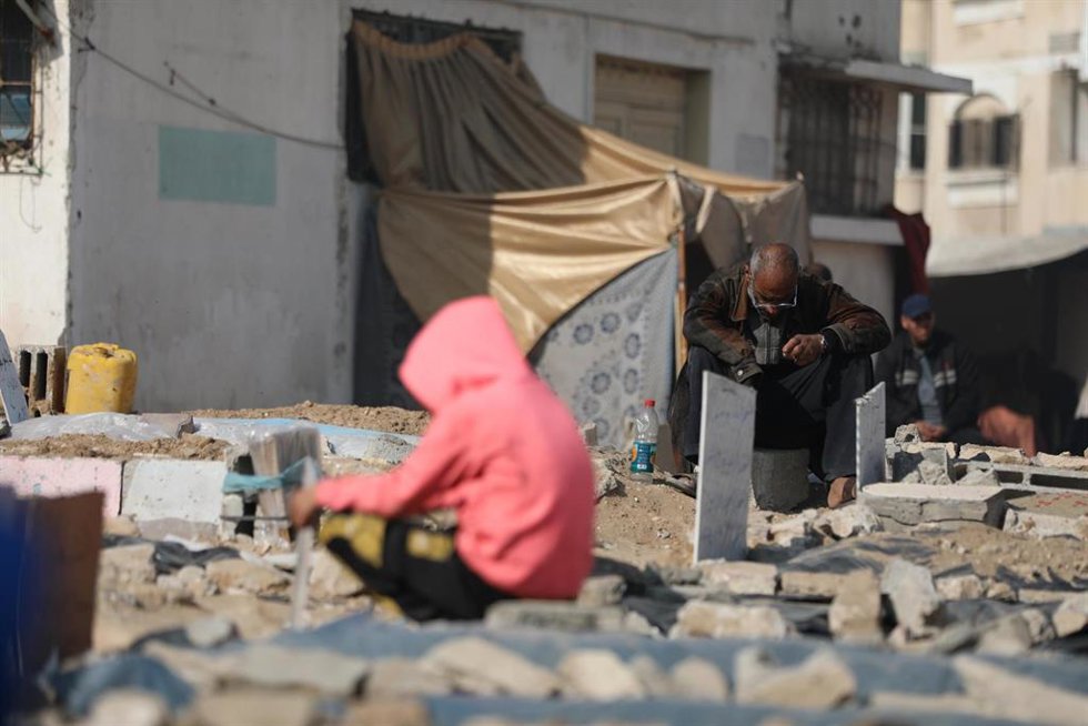 Niño en las inmediaciones del Hospital Al-Shifa, en la Franja de Gaza.
