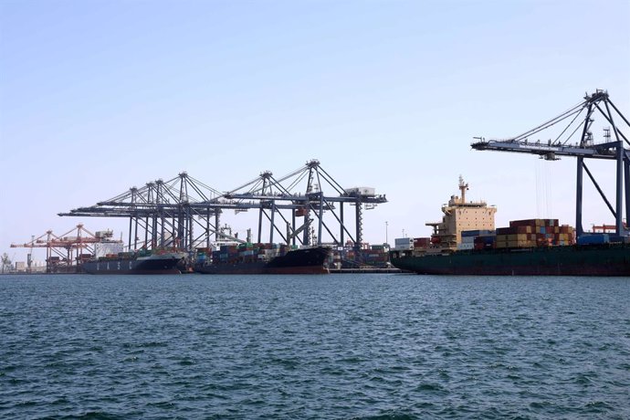 Archivo - August 9, 2017 - Sohar, Oman - Container vessels from United Arab Shipping Company (UASC) and NYK Line docked at the Oman International Container Terminal in Sohar, Oman, on 9 August 2017.