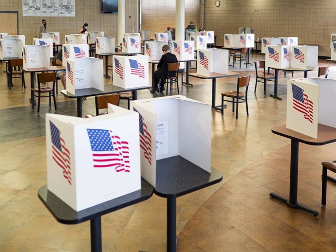 Archivo - June 2, 2020, West Des Moines, Iowa, U.S: People vote in socially distanced voting booths on primary election day at Valley High School in West Des Moines. Because of the Coronavirus pandemic, all of the polling places in West Des Moines were 