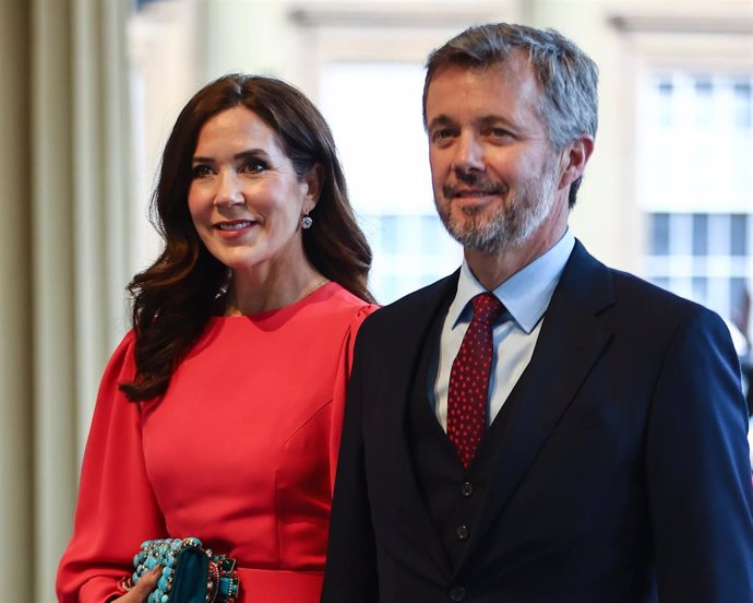 Archivo - El príncipe Federico de Dinamarca y su esposa Mary Donaldson durante una recepción en el Palacio de Buckingham