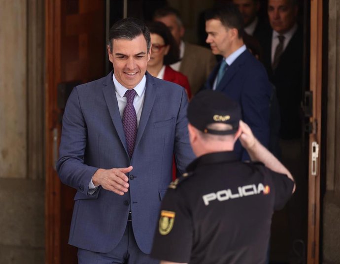 Archivo - Un agente de Policía Nacional saluda al presidente del Gobierno, Pedro Sánchez, a su salida de una reunión con los diputados y senadores del PSOE, en el Congreso de los Diputados, a 1 de junio de 2022, en Madrid (España).