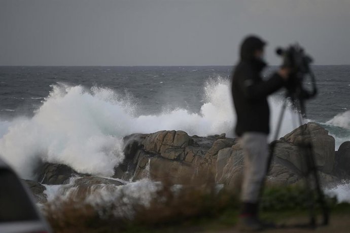 Archivo - Fuerte oleaje como consecuencia de la borrasca Barra, a 7 de diciembre de 2021, en A Coruña, Galicia (España) en una foto de archivo 