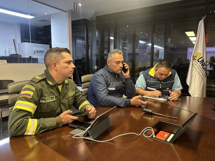 Miembros de la Unidad Nacional para la Gestión del Riesgo de Desastres trabajando en la emergencia por el derrumbamiento en Colombia