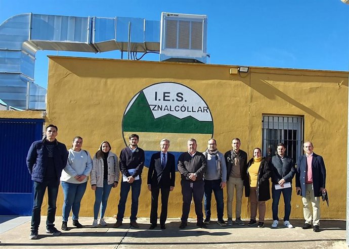 La Consejería de Desarrollo Educativo y Formación Profesional, a través de la Agencia Pública Andaluza de Educación, ha finalizado, durante los últimos cuatro años, cinco actuaciones de mejora de infraestructuras educativas en el municipio de Aznalcólla