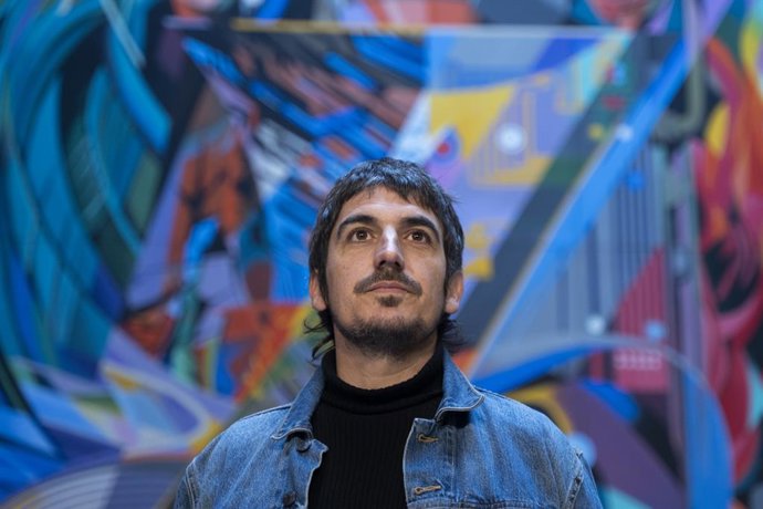 El cantante del grupo Zoo, Toni Sánchez, más conocido como Panxo, posa para Europa Press, en el Octubre Centre de Cultura Contempornia