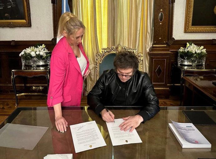 El presidente argentino, Javier Milei, firma un documento en su despacho en una imagen de archivo