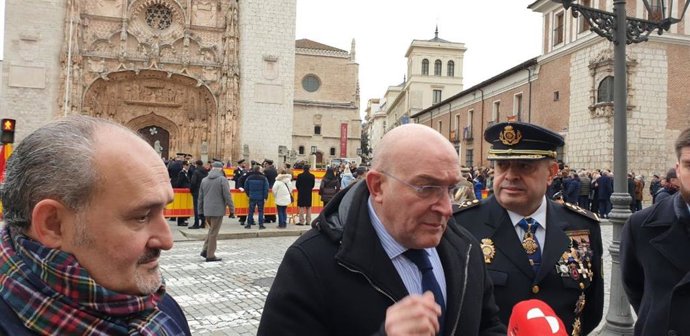 El alcalde de Valladolid, Jesús Julio Carnero, en una atención a medios antesd de participar en la ceremonia de los 200 años de la creación de la Policía Nacional