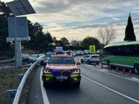 El 112 aconseja acudir a los puertos de Navacerrada y Cotos en transporte público porque los aparcamientos están llenos