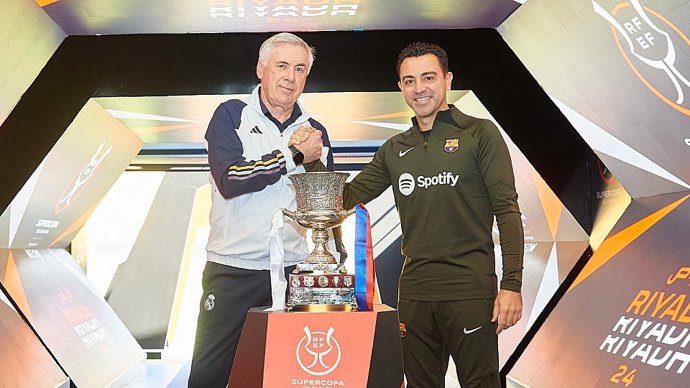 Carlo Ancelotti y Xavi Hernández junto al trofeo de la Supercopa de España
