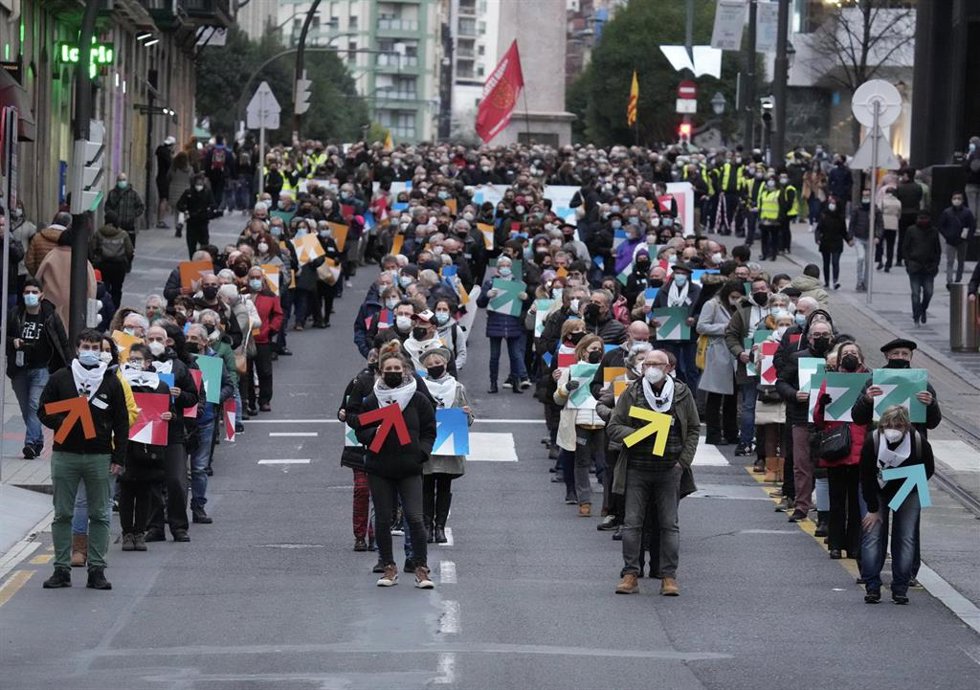 Archivo - Varias personas en la concentración convocada por Sare a  favor de los presos de ETA