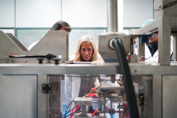 La consejera de Economía, Hacienda y Empleo, Rocío Albert, visita Chocolates Maykhel.