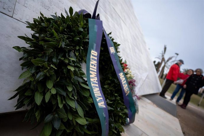 Corona del Ayuntamiento de Málaga junto al Panteón de la Memoria Histórica en el Cementerio de San Rafael de la capital malagueña.