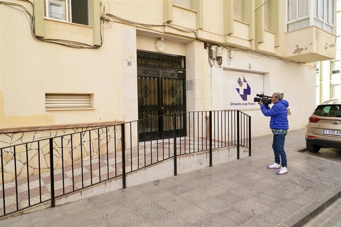 Fachada de la casa donde se han hallado a un hombre y una mujer muertos en un posible crimen machista.