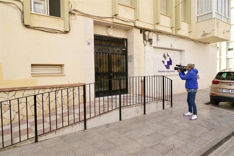 Fachada de la casa donde se han hallado a un hombre y una mujer muertos en un posible crimen machista.