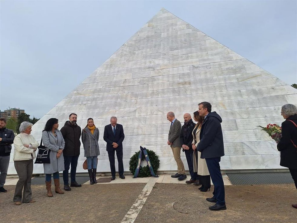 Javier Salas ha asistido a la celebración del acto municipal en homenaje a las personas represaliadas durante la Guerra Civil y la dictadura franquista en el Cementerio de San Rafael.