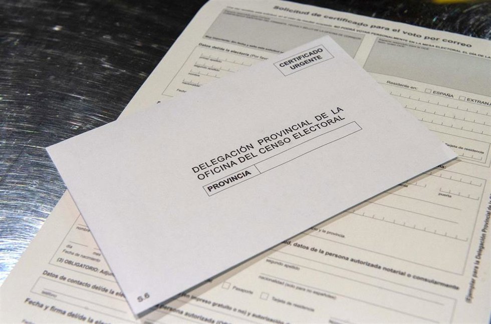 Archivo - Ejemplo de voto por correo que se puede obtener en Correos, en la Oficina de Correos de Cibeles, en Madrid, (España),