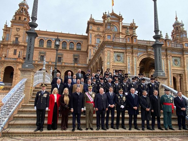 Autoridades presentes en la celebración del 200 aniversario de la Policía Nacional en Sevilla