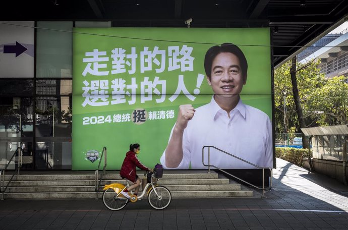 Archivo - November 22, 2023, Taipei, Taipei, Taiwan, China, Republic of China: Cyclist pass Democratic Progressive Party (DPP) candidate William Lai election banner in Taipei, Taiwan on 22/11/2023 The opposition to the ruling DPP party is trying to fiel