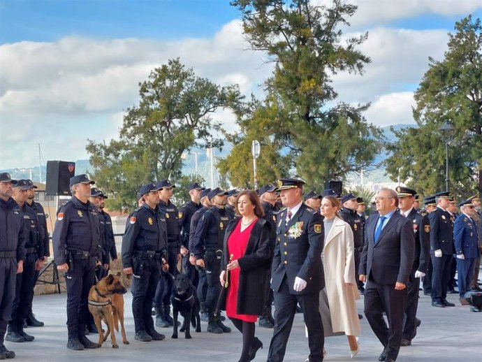 La presidenta del Congreso, la presidenta del Govern y el delegado del Gobierno, junto al Jefe Superior de la Policía en Baleares pasan revista a los agentes, en el acto del Bicentenario de la Policía Nacional, en Palma