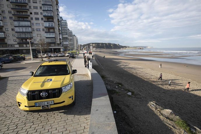 Un coche de los Bomberos de Asturias en la playa de Salinas, a 13 de enero de 2024, en Castrillón, Asturias (España). 