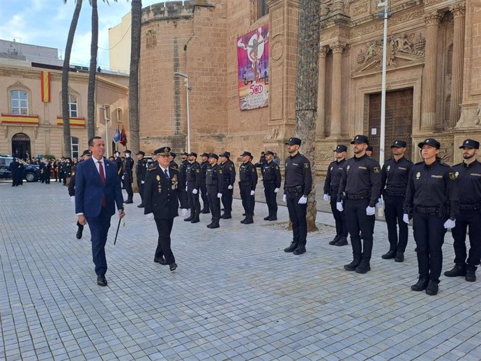 La Plaza de la Catedral de Almería ha acogido el acto conmemorativo del Bicentenario de la creación de la Policía Nacional que ha estado presidido por el subdelegado del Gobierno en Almería, José María Martín.