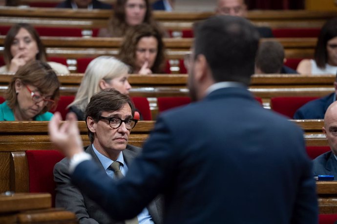 Archivo - El president de la Generalitat de Catalunya, Pere Aragonès, intervé durant una sessió plenària al Parlament
