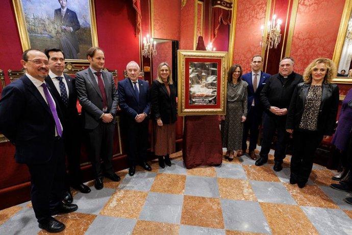 El salón de plenos del Ayuntamiento de Granada acoge la presentación del cartel de la Semana Santa 2024