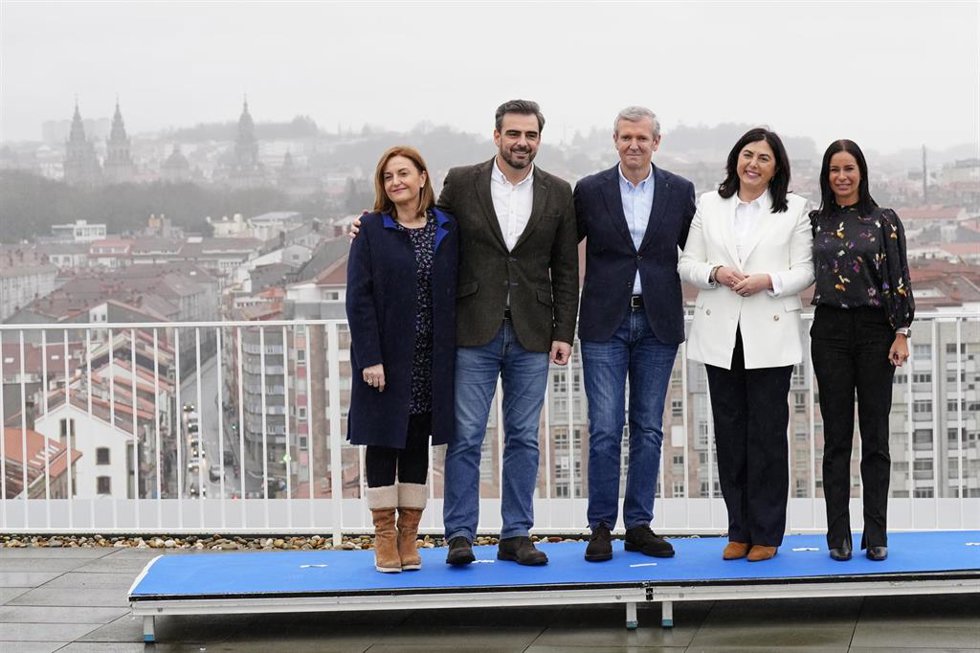 (I-D) La conselleira de Promoción do Emprego e Igualdade y candidata del PPdeG por Ourense, Elena Rivo, el vicepresidente primero del Gobierno gallego, líder provincial de los populares coruñeses y candidato del PPdeG por A Coruña, Diego Calvo, el presi