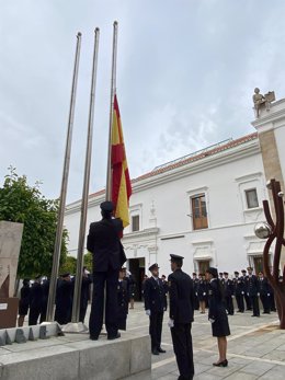 Izado de bandera con motivo del bicentenario de la Policía Nacional en la Asamblea de Extremadura (Mérida)