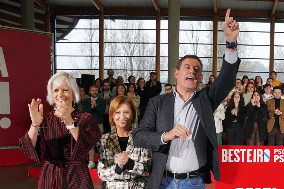 Archivo - (I-D) La cabeza de lista del PSdeG por la provincia de A Coruña, Patricia Iglesias, la cabeza de lista del PSdeG por la provincia de Pontevedra, Elena Espinosa, y el candidato del PSdeG a la presidencia de la Xunta, Xosé Ramón Gómez Besteiro, 