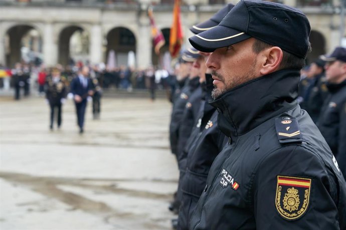Varios agentes durante la celebración del bicentenario de la Policía Nacional, en la Plaza de España, a 13 de enero de 2024, en Vitoria-Gasteiz, Álava, País Vasco (España). 