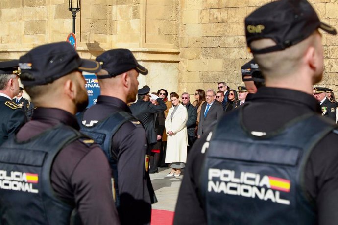 La presidenta del Govern, Marga Prohens, asiste al acto de izada de bandera ante la Catedral de Mallorca